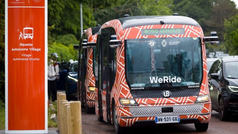 El minibús sin conductor llega a las pistas de tierra batida del Roland-Garros